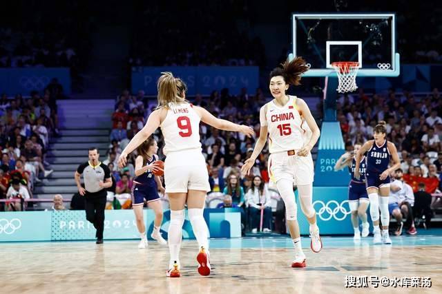 这队的进攻流畅得不像话（这支球队的进攻如行云流水）