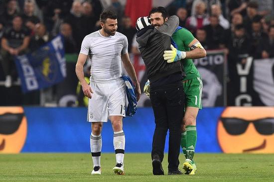 阿斯：费内巴切已与莱万初步接触，提供的一年半合同报价被拒