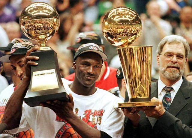 马德兴：中国足球受冷遇因成绩没突破，地方超火爆是大众怒其不争（马德兴：战绩无突破致国足遭冷落，地方火热折射大众怒其不争）