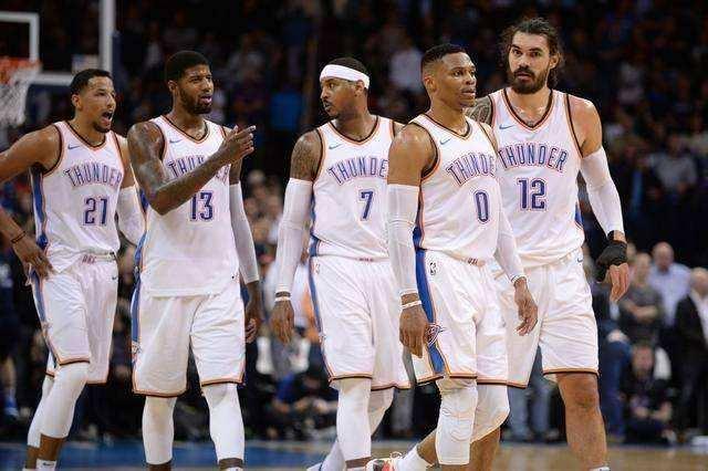 达成生涯400助里程碑，梅西赛后把球衣送给了看台上的父母（梅西达成生涯第400次助攻里程碑，赛后将球衣送上看台献给父母）