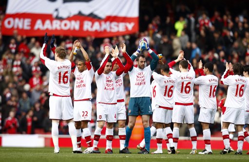 上海足协祝贺海港三连冠：上海足球史上已留下你们浓重的一笔（上海足协贺海港三连冠：申城足球史写下浓墨重彩一笔）