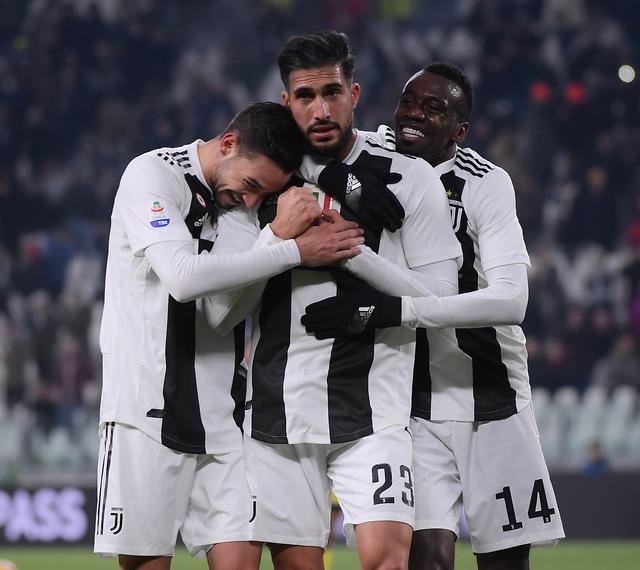 海港6日上午转道新加坡去新山，颜骏凌、徐新获颁纪念球衣（海港队6日上午经新加坡转赴新山，颜骏凌与徐新获赠纪念球衣）