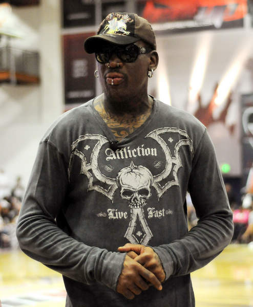 曼联后防连连犯错饱受批评（曼联防线失误不断，备受质疑）