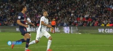 法兰克福主帅：因头球输比赛令人懊恼，遗憾上半场没进第二球