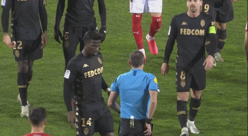 队报：维尼修斯冬窗无意离队，皇马高层仍想和维尼修斯完成续约（队报：维尼修斯不考虑冬窗离队，皇马管理层仍力促续约）