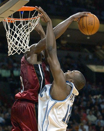 2025赛季，成都蓉城以红焰为刃、热血为甲，在三...（2025赛季，成都蓉城执赤焰为锋、披热血为甲，在三...）